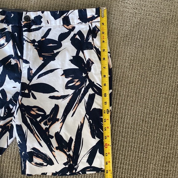 Banana Republic Bermuda Shorts - Picture 3 of 4